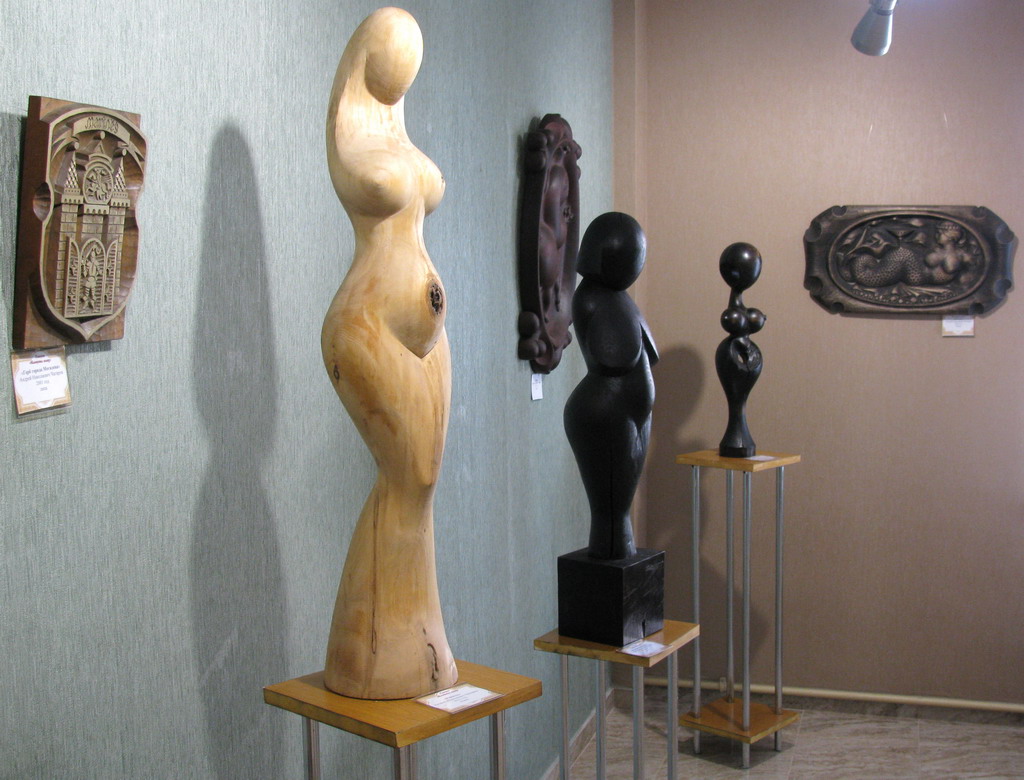 Выставка деревянной скульптуры А. Чигирова «Не сгорит и не сгниет..»